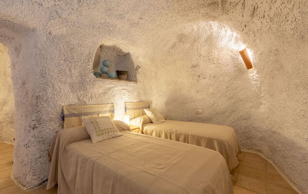 Cueva Mariana Pineda - Photo 17